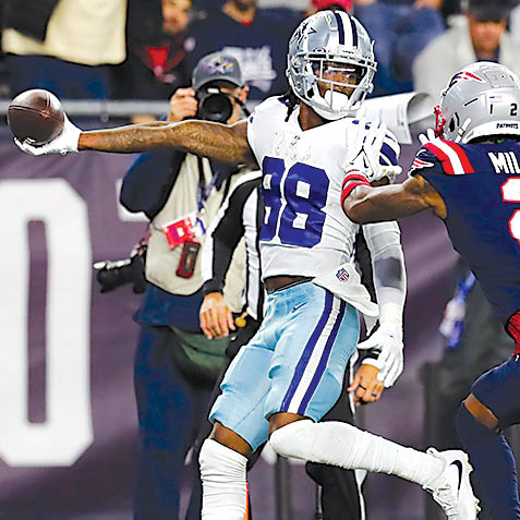 Dallas Cowboys wide receiver CeeDee Lamb (88) stretches the ball over the  goal line for the gam …